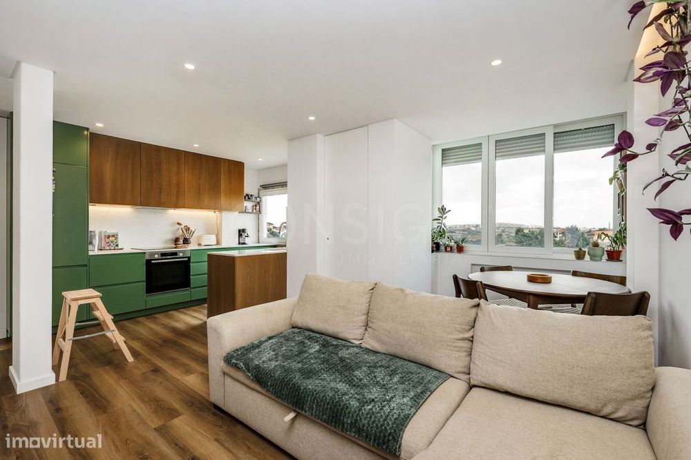 T2+1 Remodelado em Porto Salvo com Sótão Privativo - 80 m²