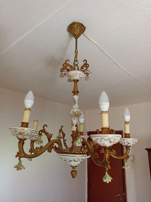 Lustre Clássico 5 Luzes em Metal Dourado e Porcelana Floral