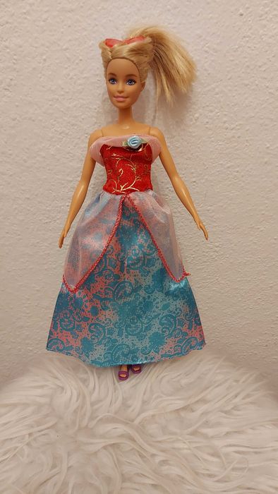Sukienka księżniczki, pasuje dla Barbie.