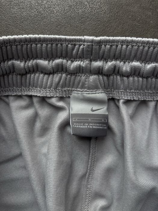 Śliskie szare dresy Nike typu proste