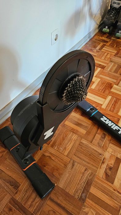 Rolo de treino Zwift Hub Smart Trainer