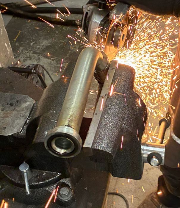 Zakuwanie węży hydraulicznych zakute węże, hydrauliczne, do klimatyzacji, do wspomagania, do myjek wysokociśnieniowych, dorabianie stalowych rurek