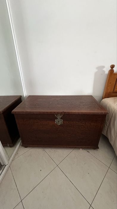 Arca Decorativa em Madeira com Motivos Gravados