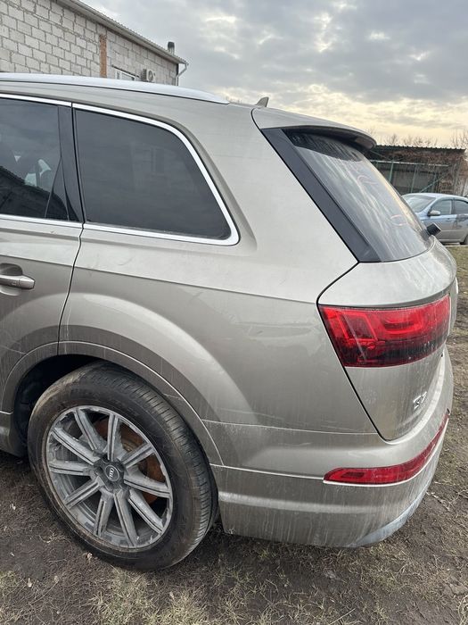 Чверть задня права Audi Q7 4M0 2016-2019
