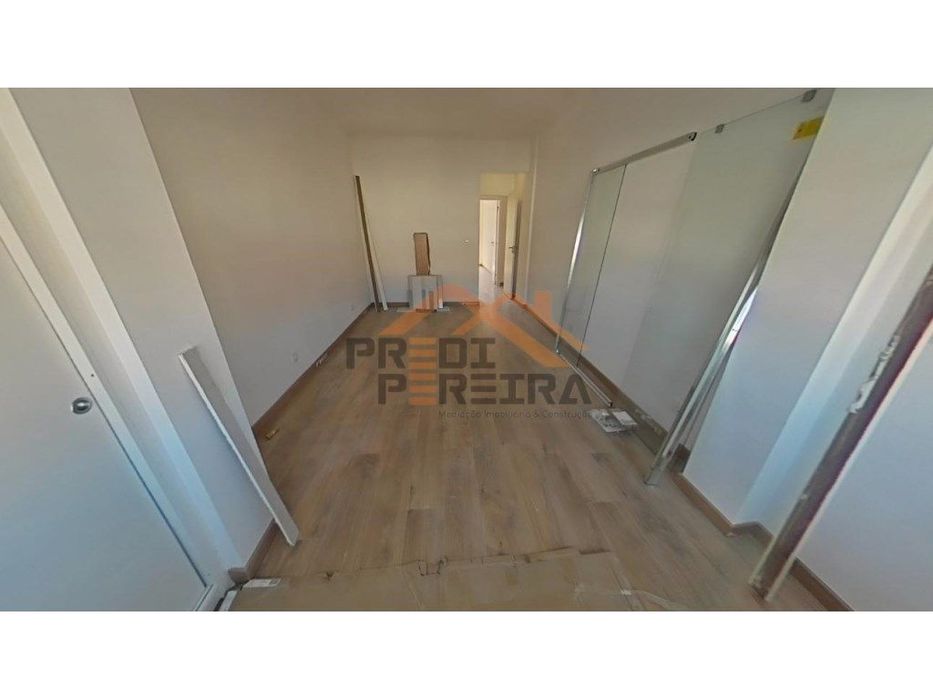 Apartamento T3 totalmente remodelado - Santo António dos Cavaleiros...