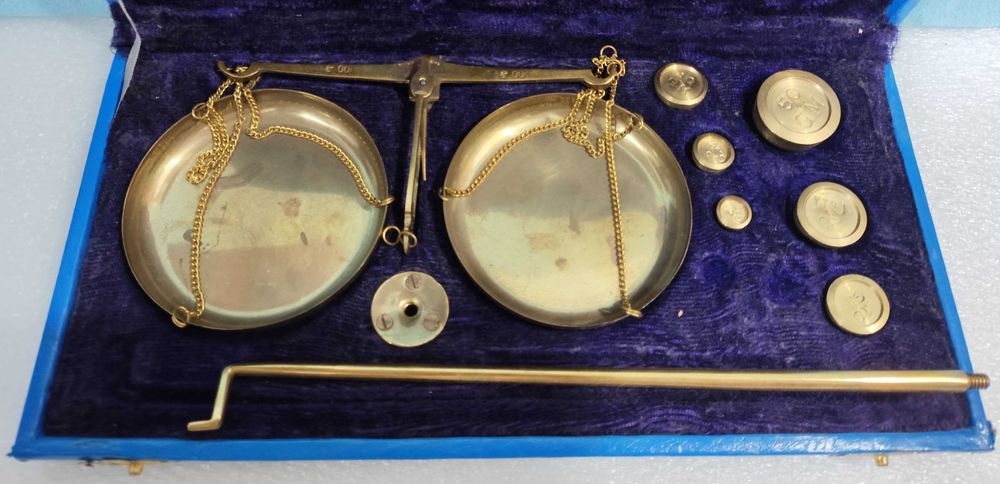 Estojo com balança de ourives