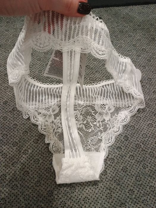 Biała bielizna, stringi