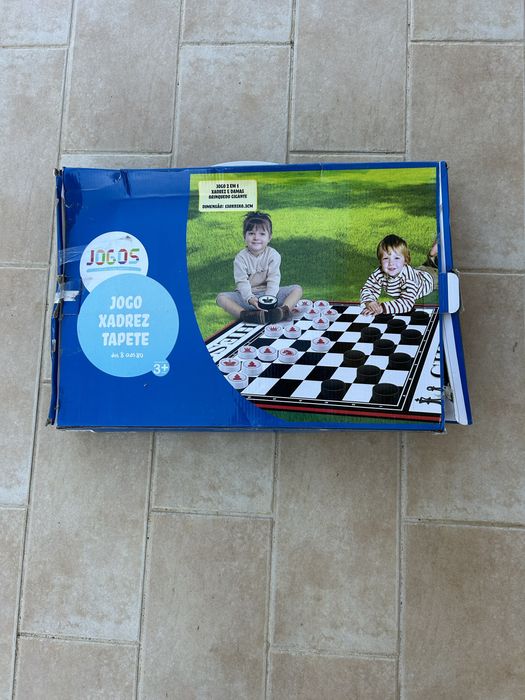 Vendo jogo de damas e xadrez