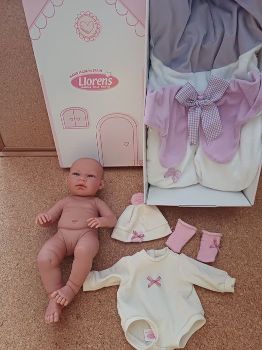 Boneca bebé com roupas, alcofa e caixa 
Como nova