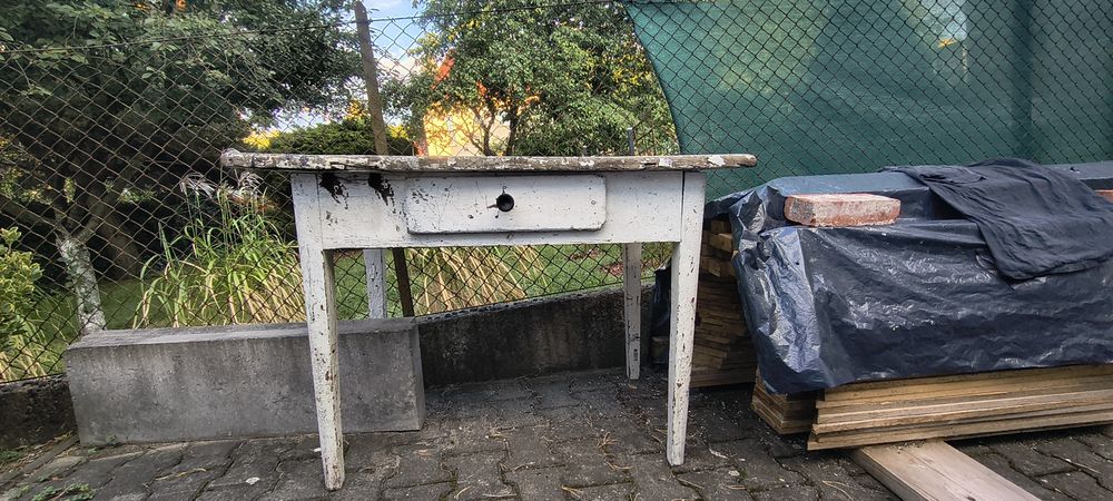 Stary stół z litego drewna