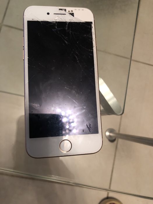 IPhone 8 uszkodzony na części