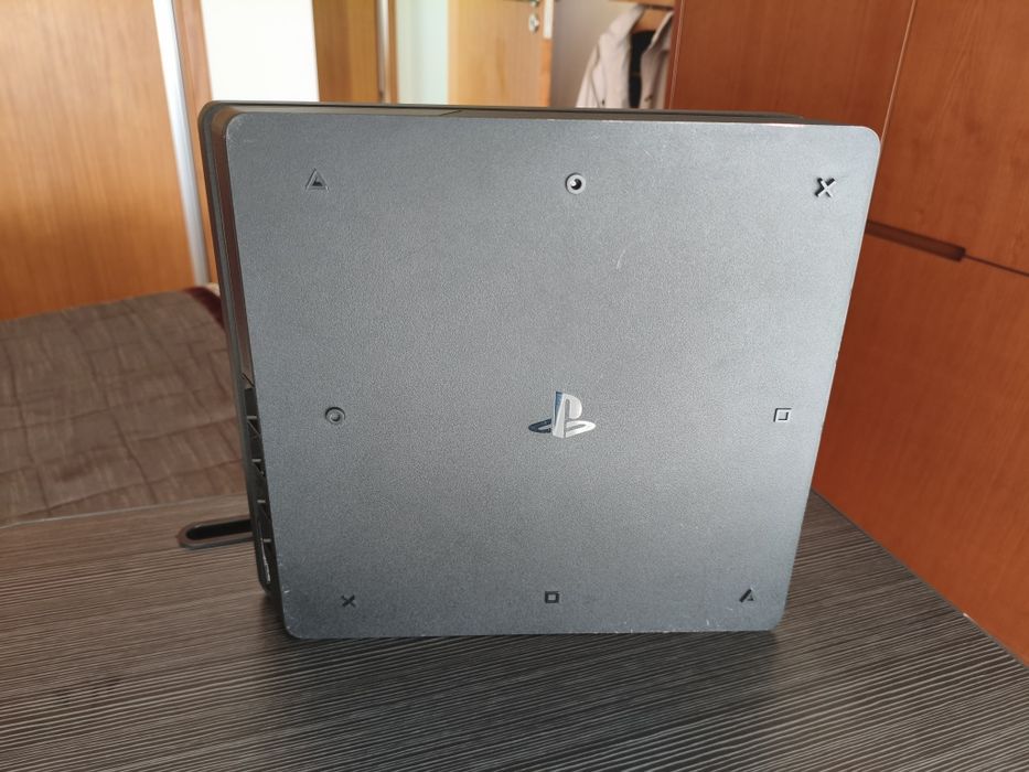 PlayStation 4 Slim + comando + jogo
