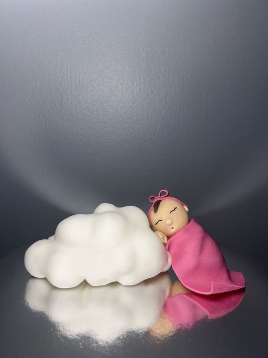 Figurka bobas na chmurce z masy cukrowej