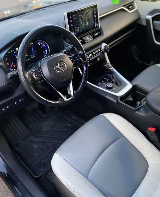 Toyota RAV4 2020 року