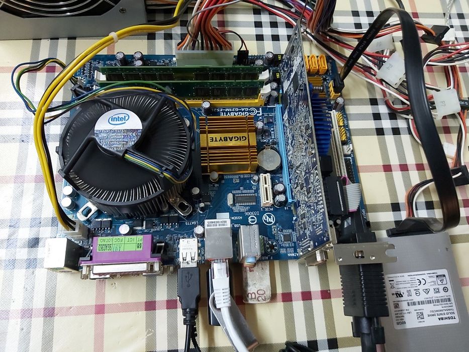 Motherboard Gigabyte GA-G31M-ES2L, Socket 775 + Processador