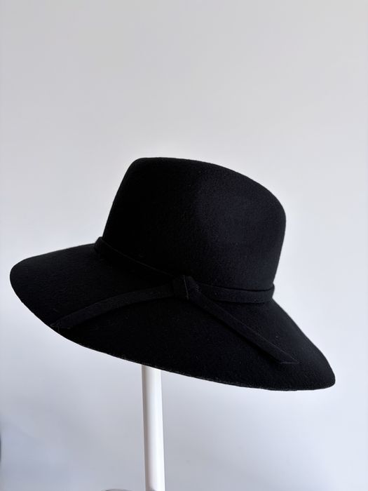 elegancki damski kapelusz z szerokim rondem