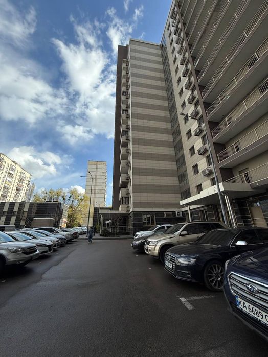 Мстислава Скрипника вул., 40. Продам офіс зі своїм окремим входом. Терміново!