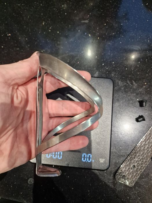 Koszyk na bidon tytan