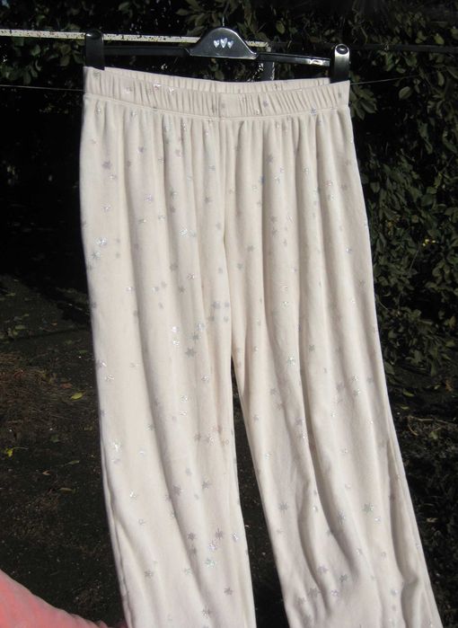 Мягенькие белые домашние пижамные штаны с звёздочками на резинке C&A M