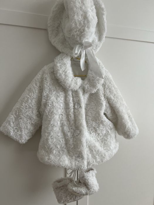 Komplet na Chrzest - plaszczyk / futerko, buciki, kapelusz r.80