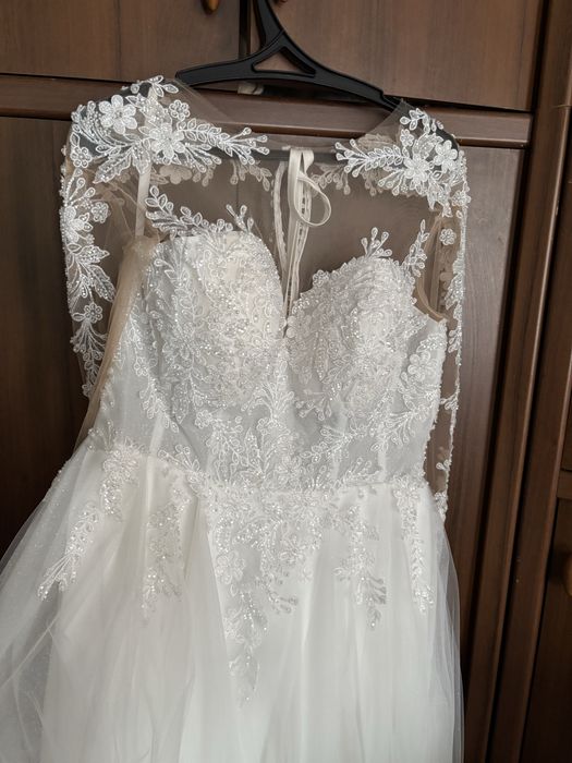 Гарна весільна сукня