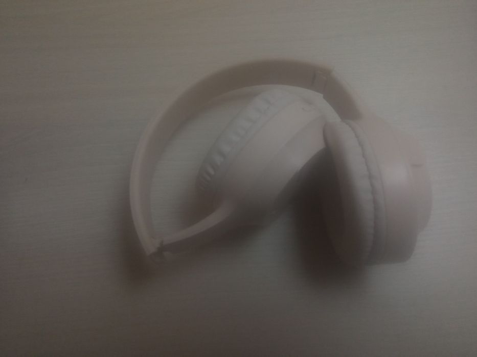 Продам наушники з подсветкою та коробкою бу