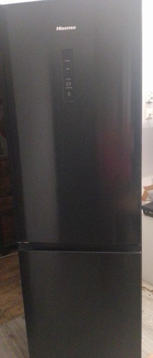 Lódówka czarna  Hisense Total No Frost 186 cm