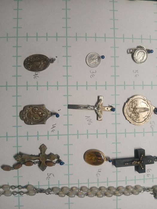 Medalhinhas e outros items religiosos