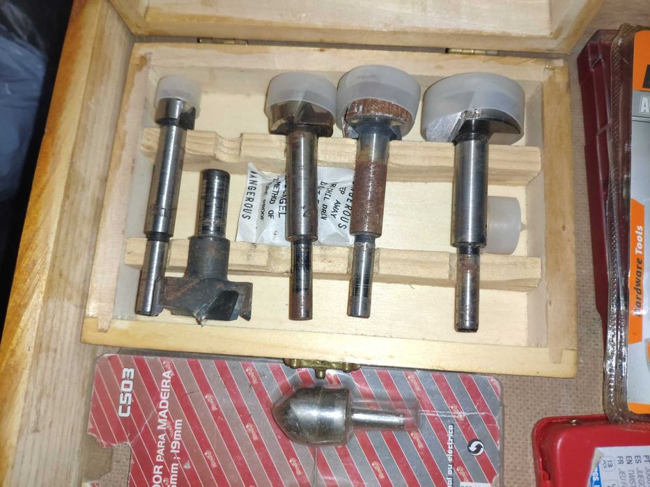 Kits de serras variadas e brocas diversas.
