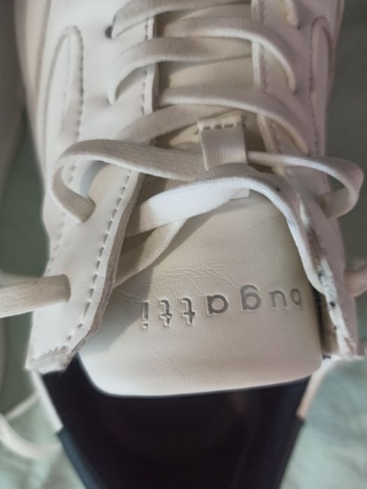 Кросівки чоловічі і