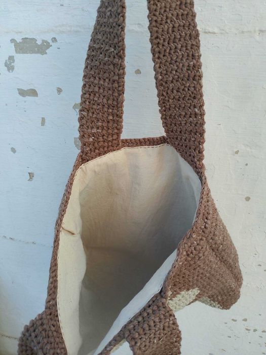 Mala feita à mão em crochet