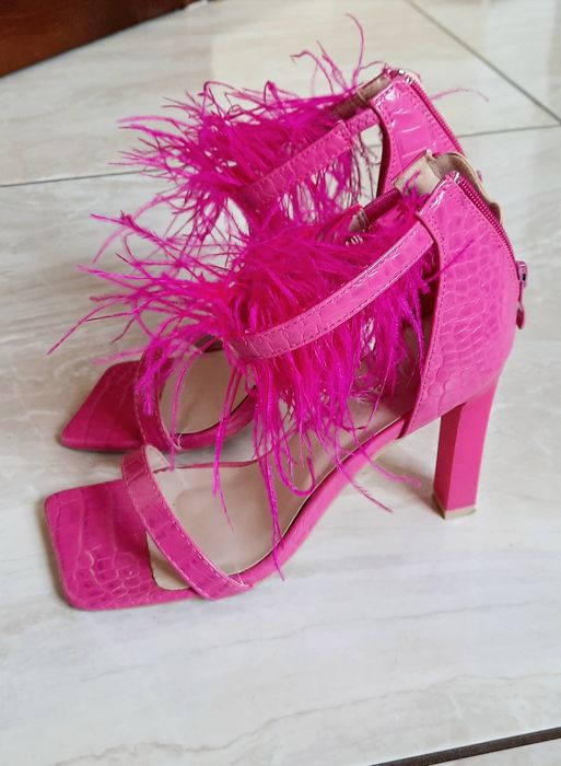 Buty na obcasie ozdobione piórami
