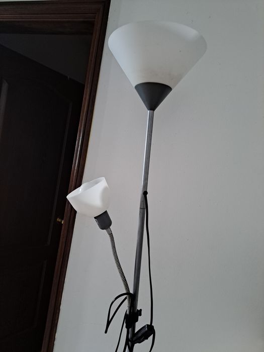 Candeeiro de pé alto