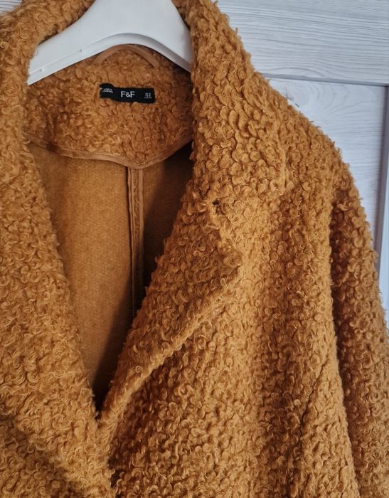 Płaszcz baranek boucle musztardowy F&F 40