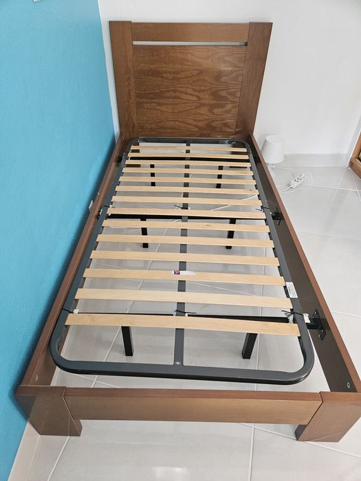 Cama de madeira.