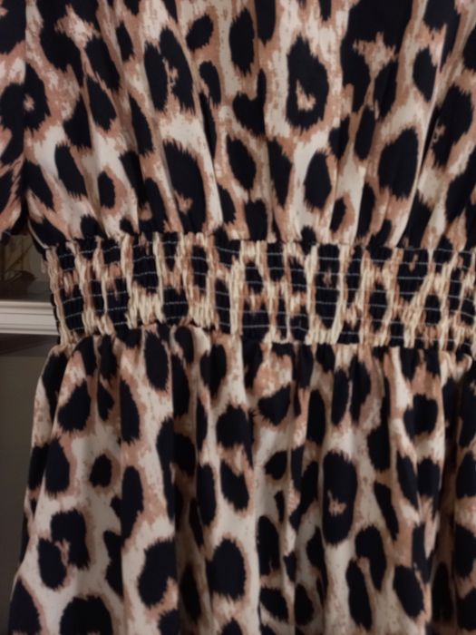 Vestido fresquinho,  elegante, tecido não  amarrota.Novo