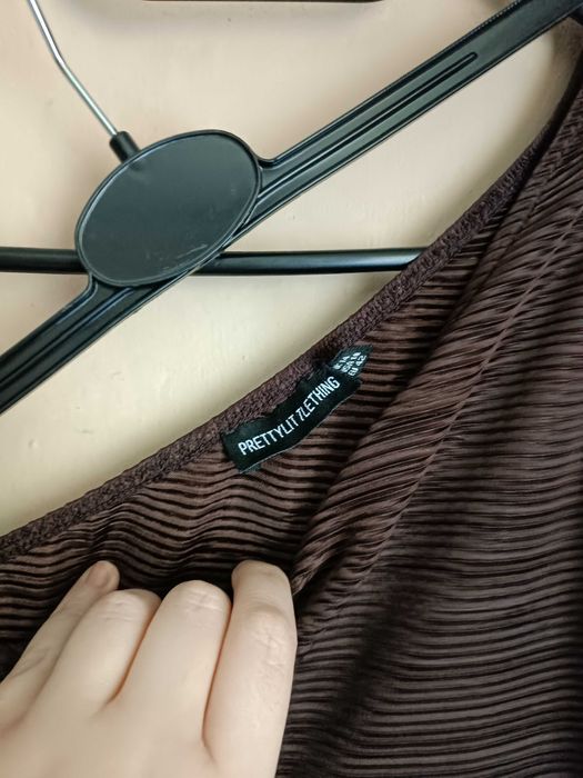 Czekoladowa sukienka na jedno ramię 42 PrettyLittleThing