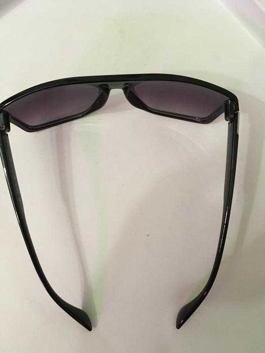 модні сонцезахисні окуляри з чохлом