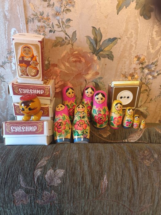 Дерев'яні матрешки та солянки