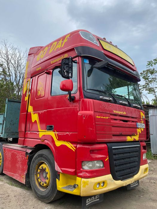 Вантажний сідловий тягач DAF XF 105.510 з двома вантажними осями