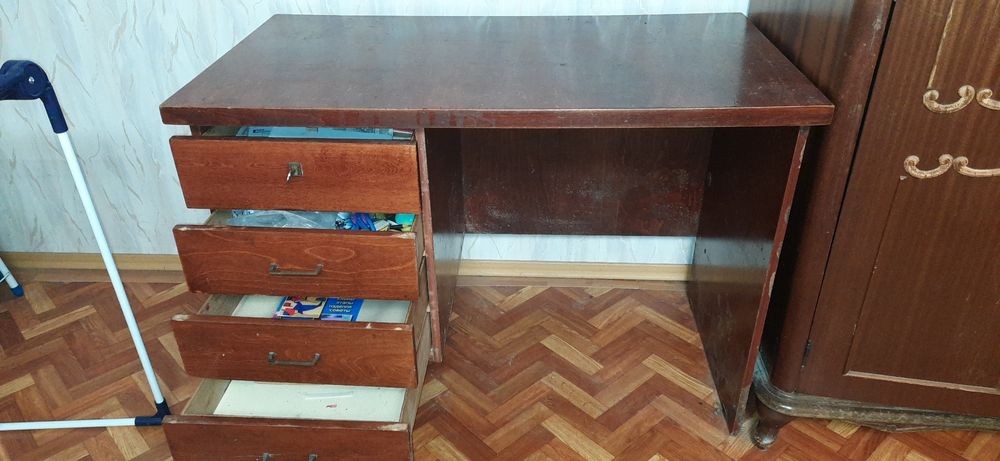 Письменный стол.