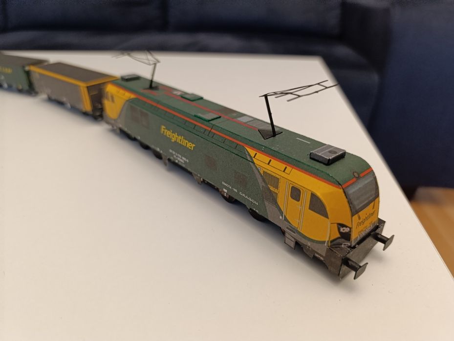 Model kartonowy Dragon 2  Freightliner  PKP Cargo, wagon ciężarowy  ko