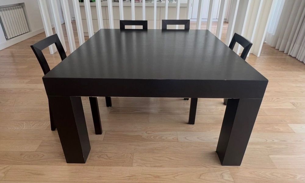 Mesa de jantar extensível + 4 cadeiras – 280 €
