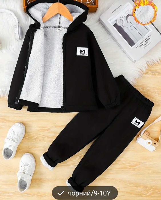 Новый черный спортивный костюм с белым мехом  130 см