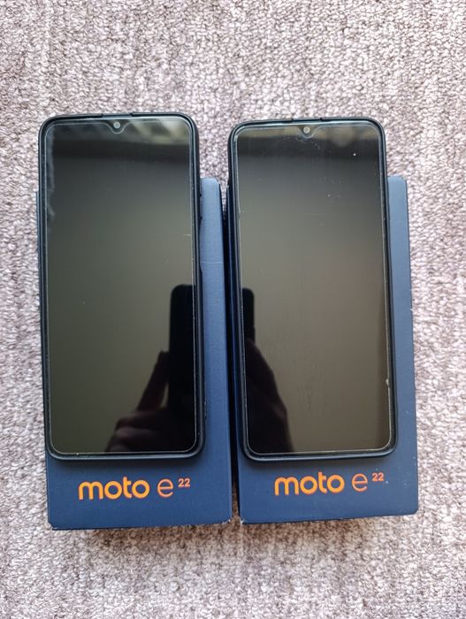 Dwa telefony Motorola E22 4+64G