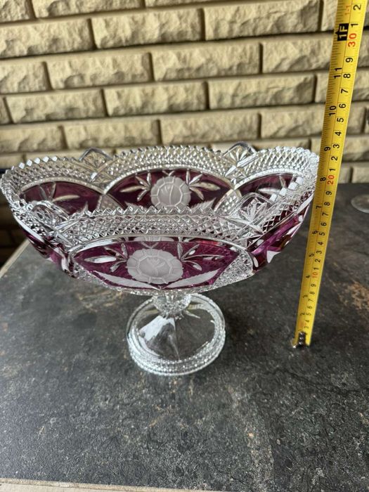 Хрустальная конфетница на ножке. Цветной хрусталь