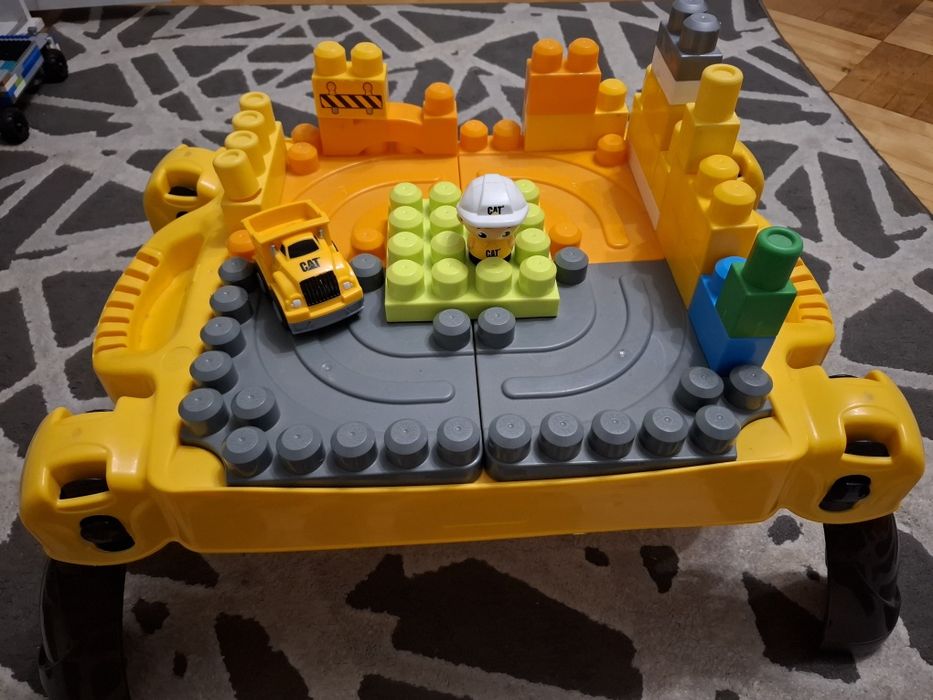 Stoliczek z klockami mega block