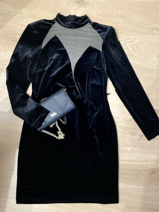 Czarna sukienka firmy Lou XL wypada na L