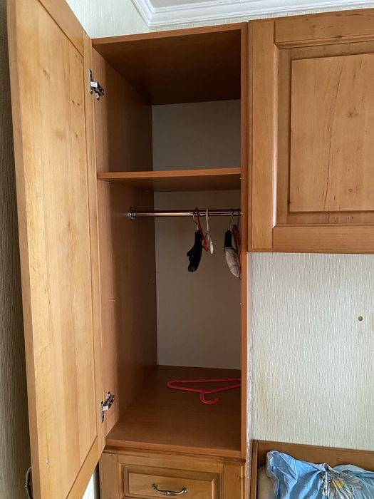 Деревʼяне двоярусне дитяче ліжко разом з шафами, б/у