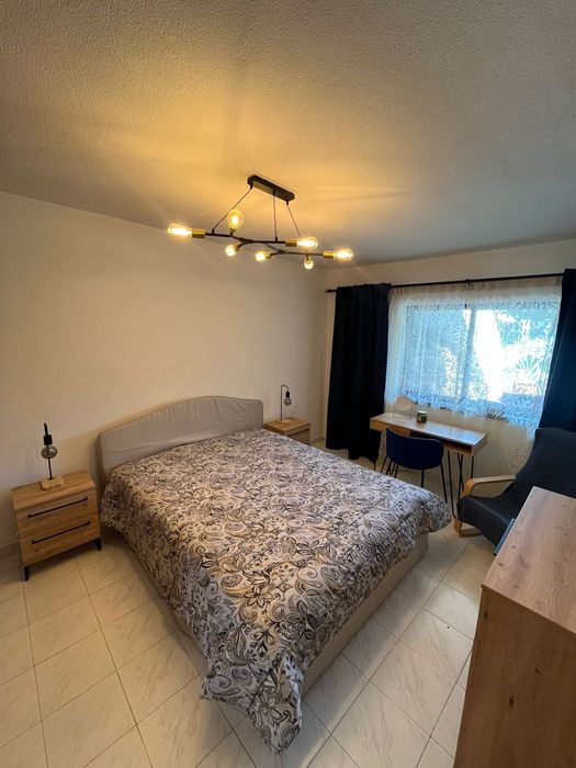 Quarto de casal mobiliado, em moradia renovada com jardim amplo